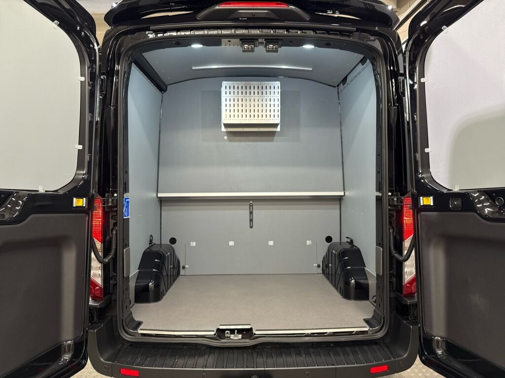 Ford Transit 2025 Musta