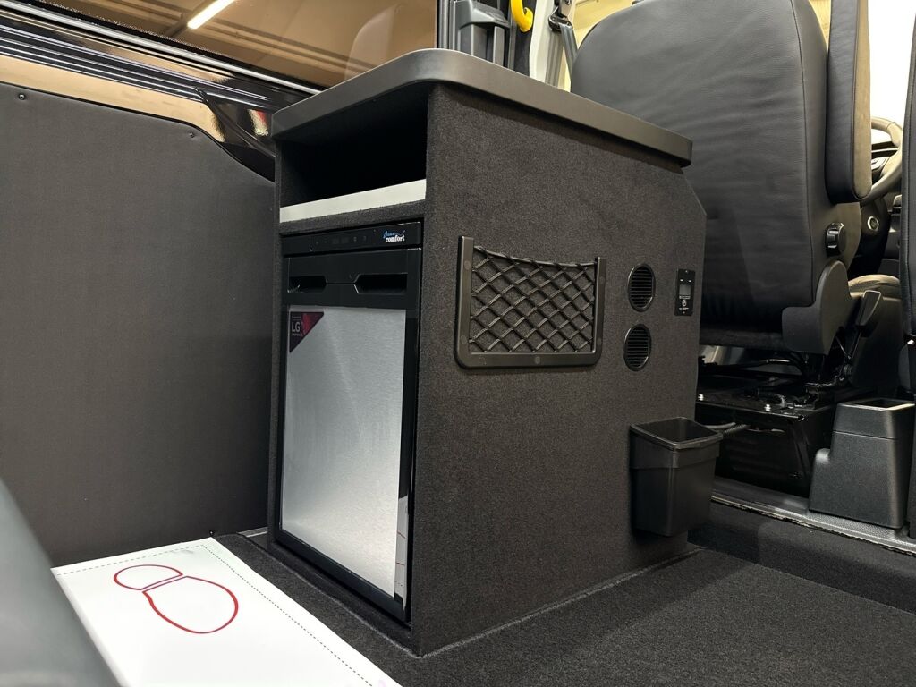 Ford Transit 2026 Musta