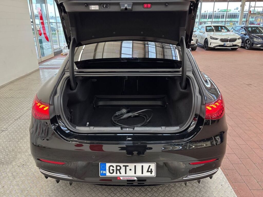 Mercedes-Benz EQE 2023 Metalli musta(Obsidianmusta)
