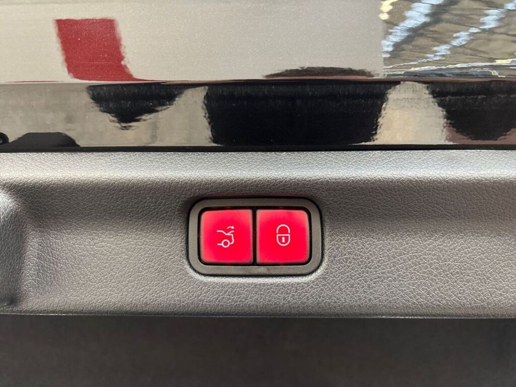 Mercedes-Benz EQE 2023 Metalli musta(Obsidianmusta)