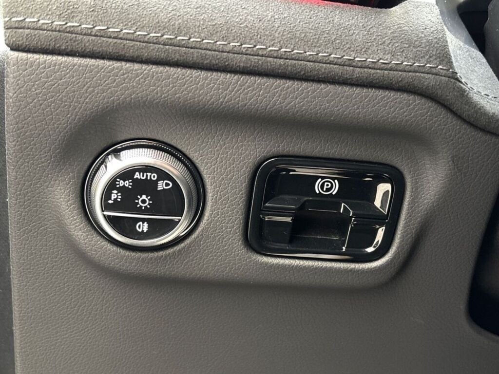 Mercedes-Benz EQE 2023 Metalli musta(Obsidianmusta)