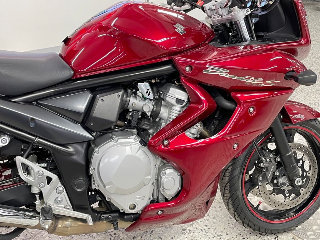 Suzuki GSF 2007 Punainen