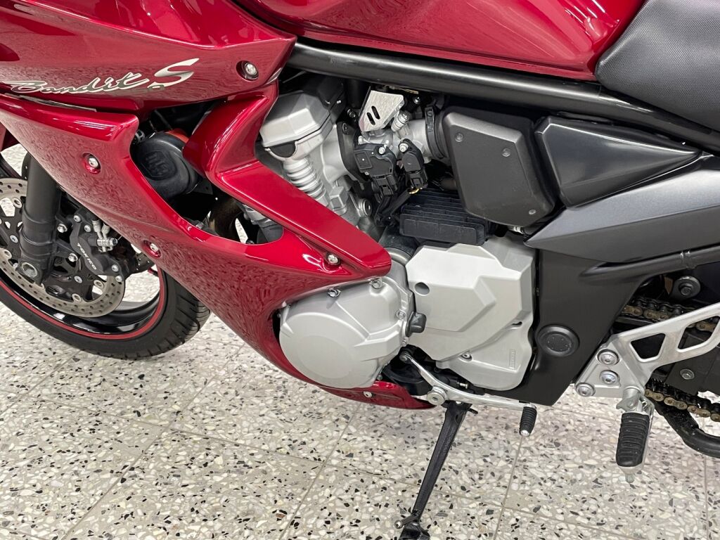 Suzuki GSF 2007 Punainen