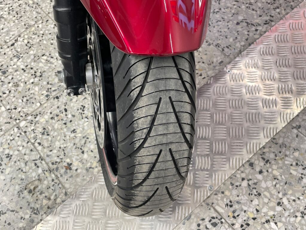 Suzuki GSF 2007 Punainen