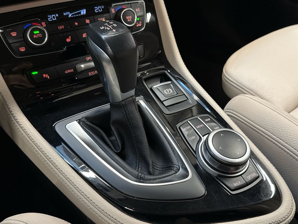 BMW 225 2020 Punainen