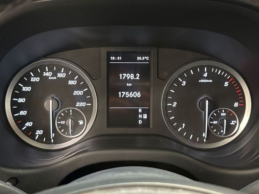 Mercedes-Benz Vito 2021 Musta