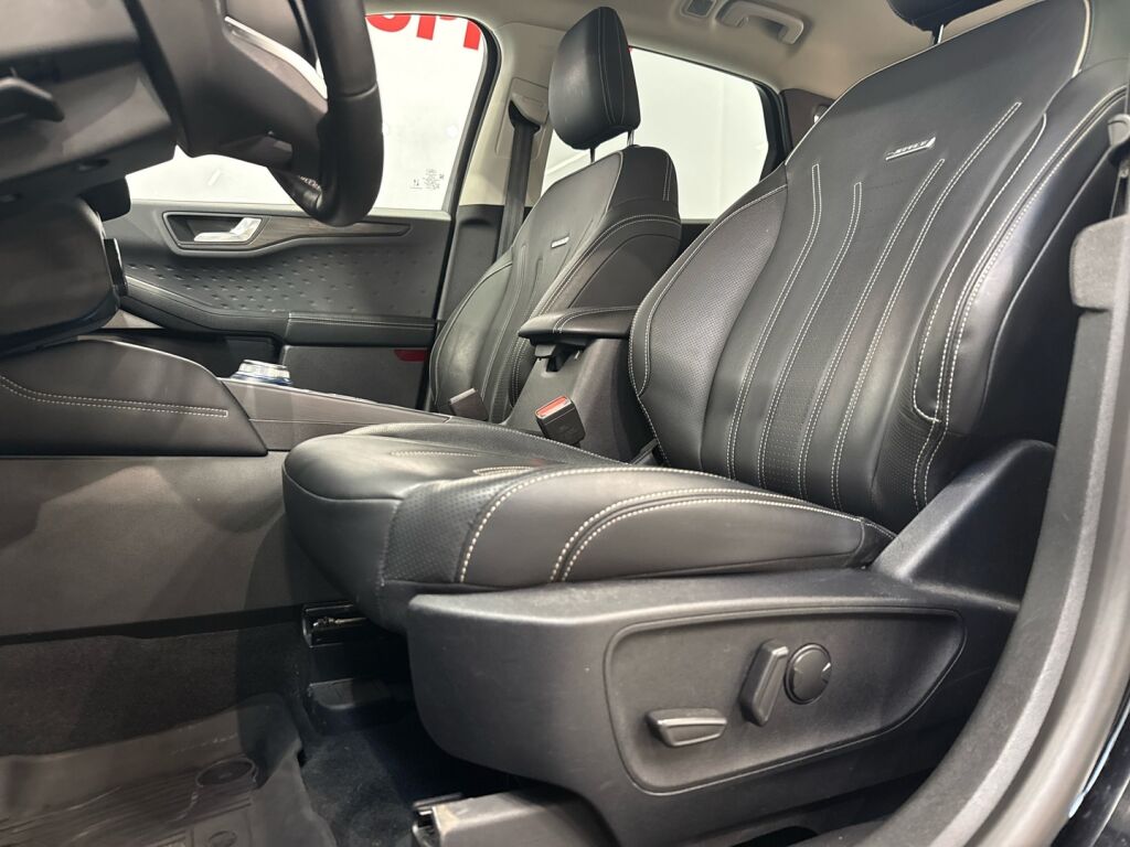 Ford Kuga 2021 Musta