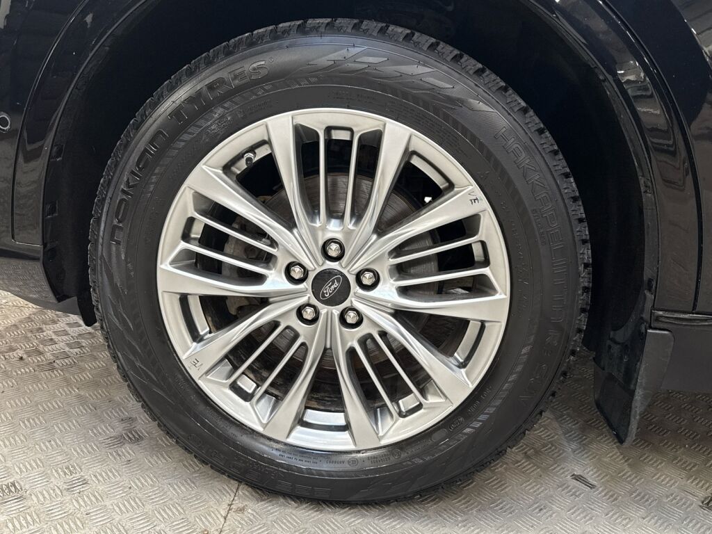 Ford Kuga 2021 Musta