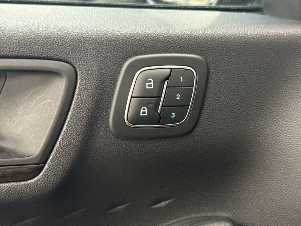 Ford Kuga 2021 Musta