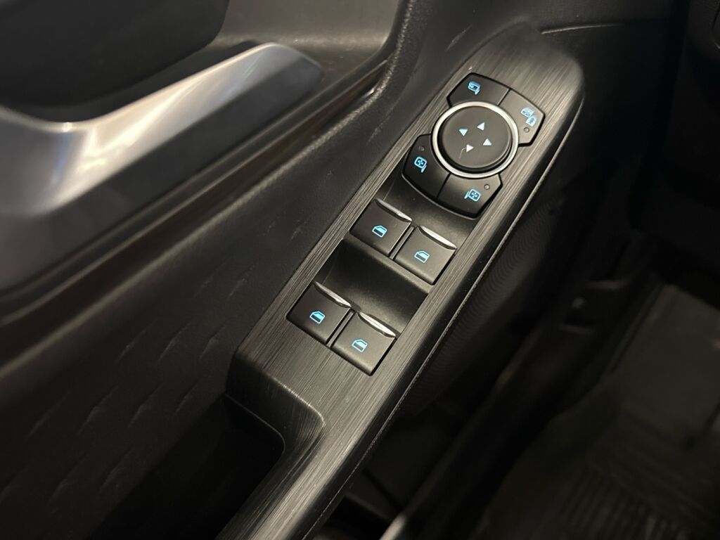 Ford Kuga 2021 Musta