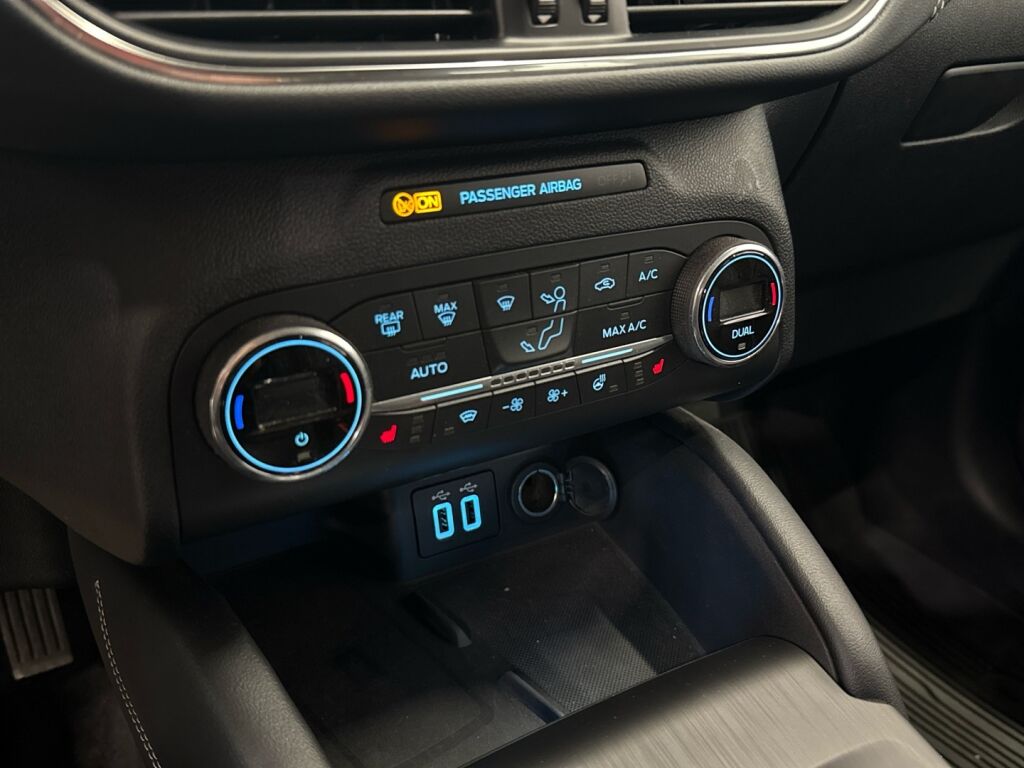 Ford Kuga 2021 Musta