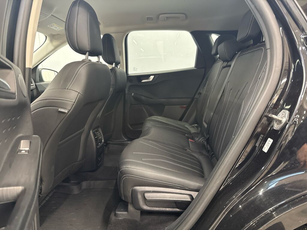 Ford Kuga 2021 Musta