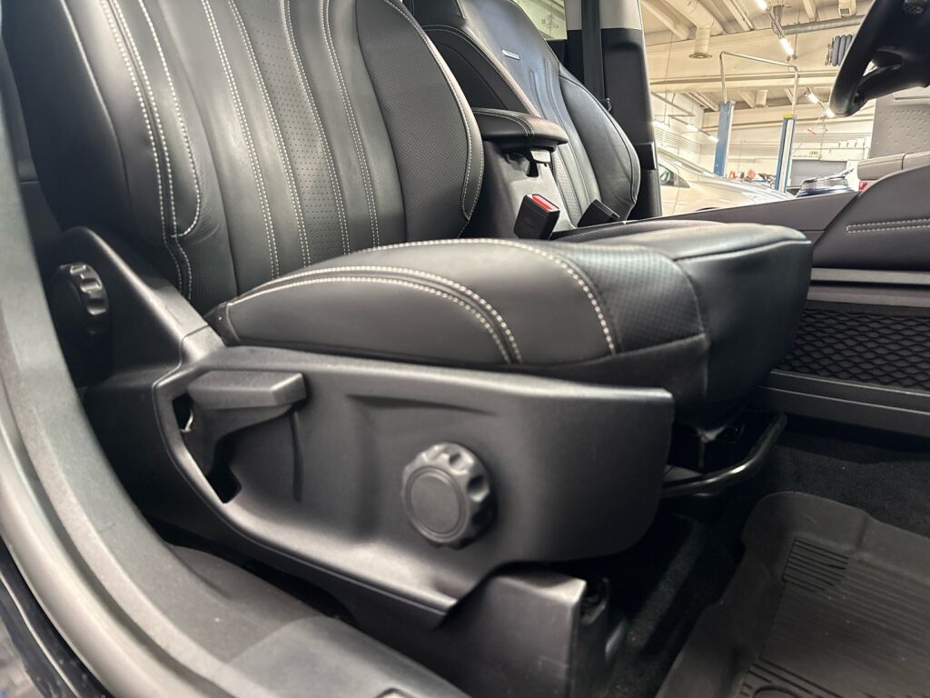 Ford Kuga 2021 Musta