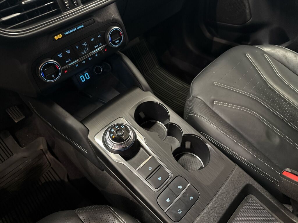 Ford Kuga 2021 Musta