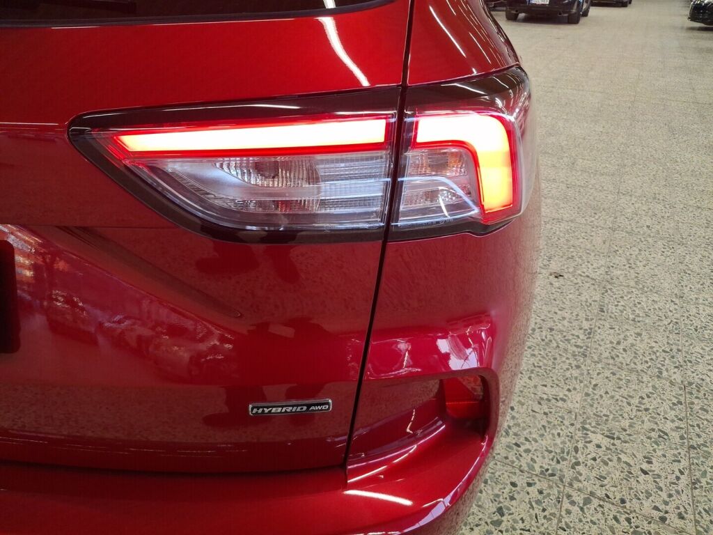 Ford Kuga 2021 Punainen