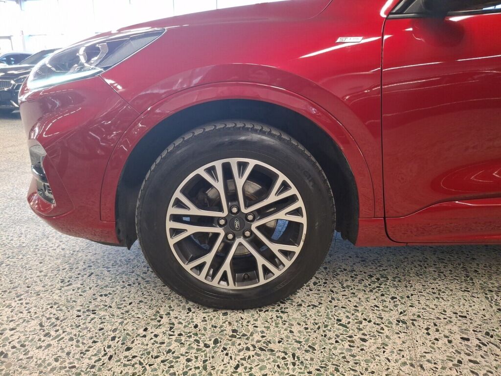 Ford Kuga 2021 Punainen