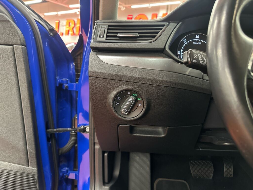 Skoda Superb 2021 Sininen