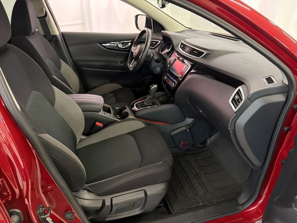 Nissan Qashqai 2021 Punainen