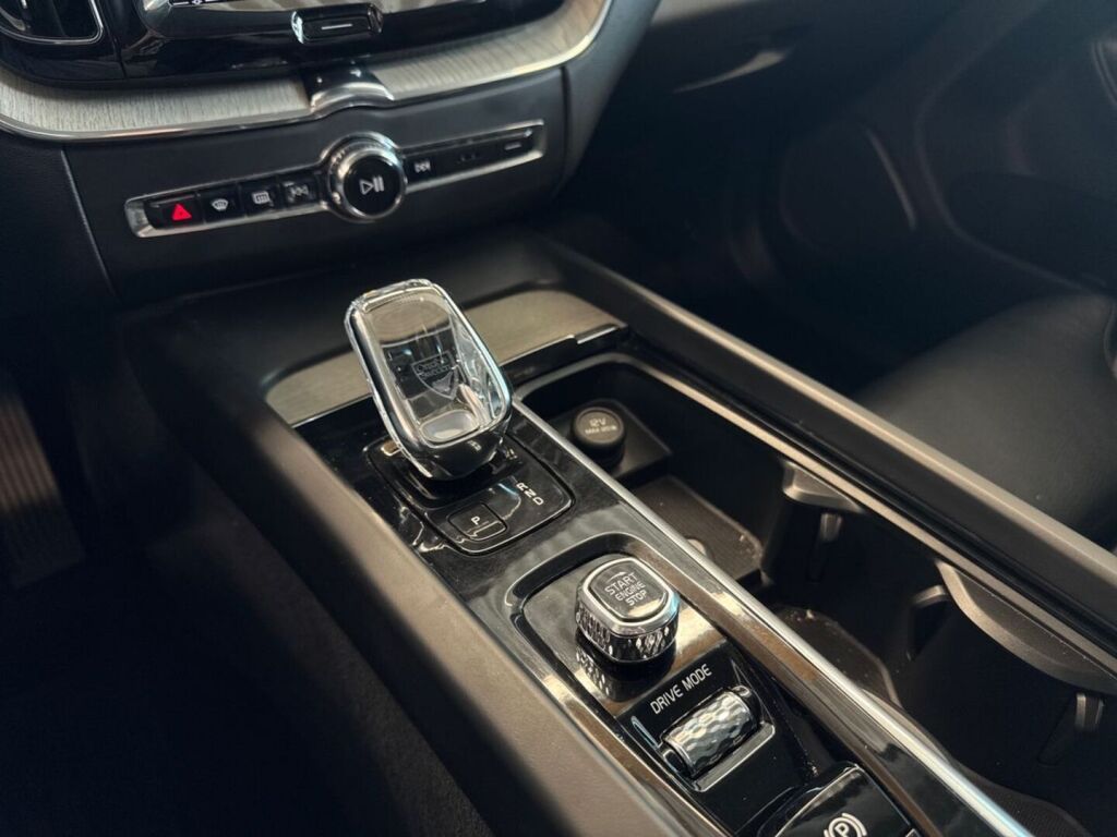 Volvo XC60 2021 Punainen
