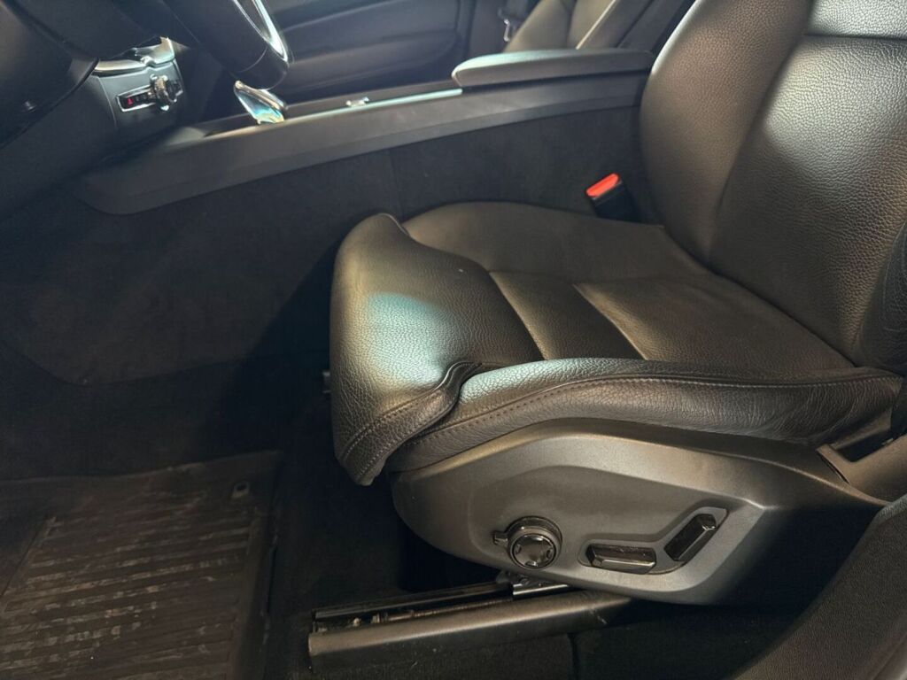 Volvo XC60 2021 Punainen