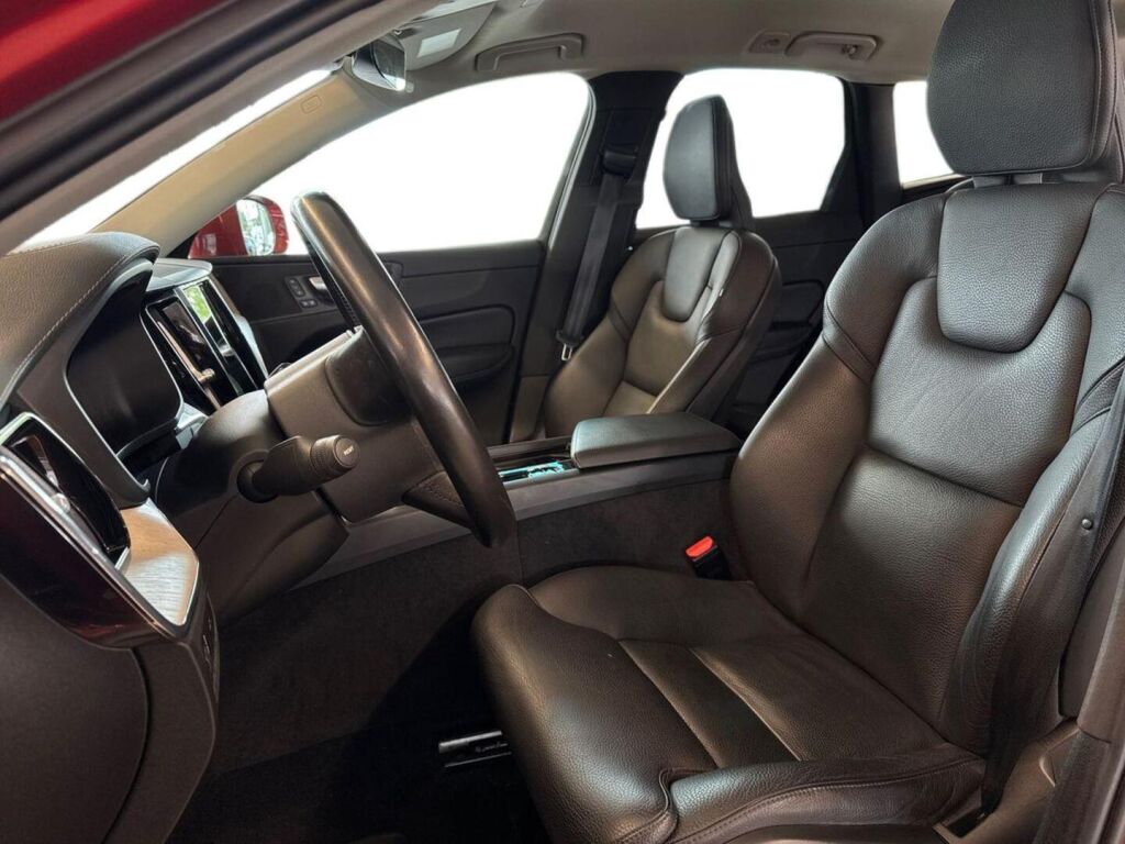Volvo XC60 2021 Punainen