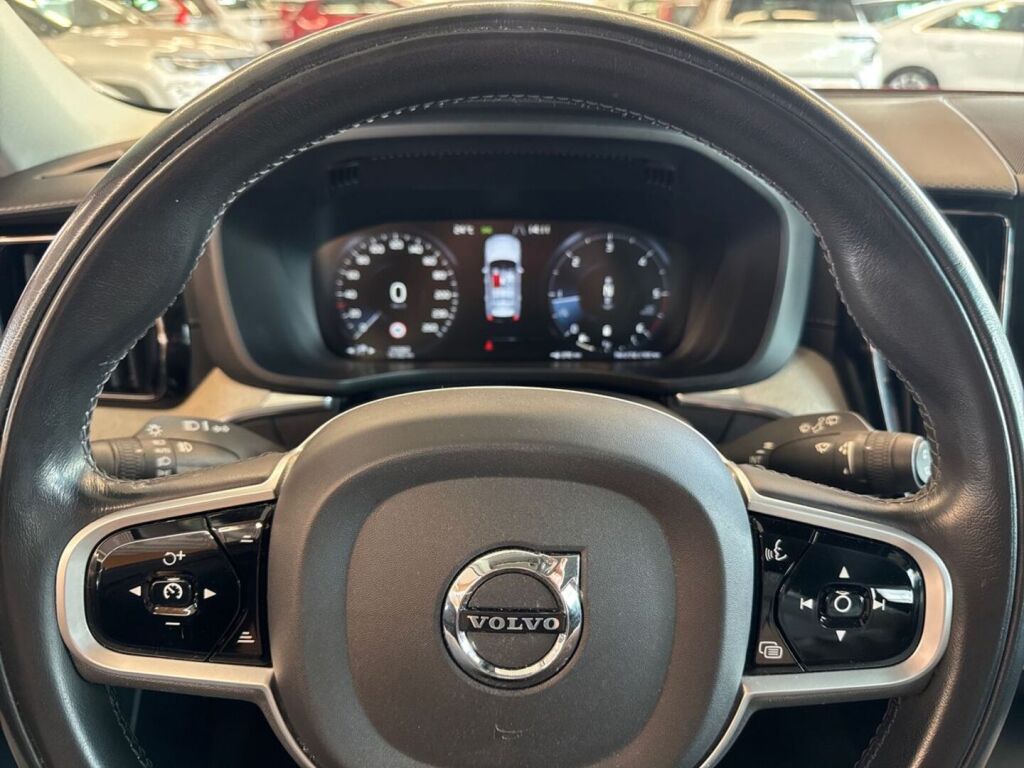 Volvo XC60 2021 Punainen