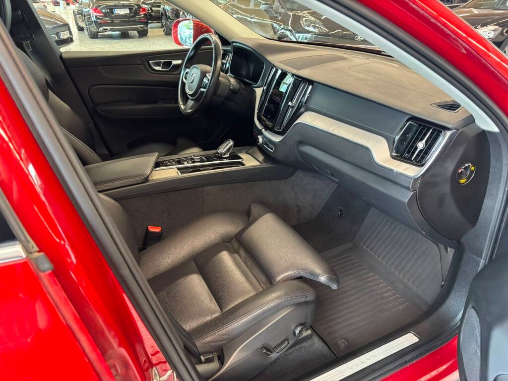 Volvo XC60 2021 Punainen