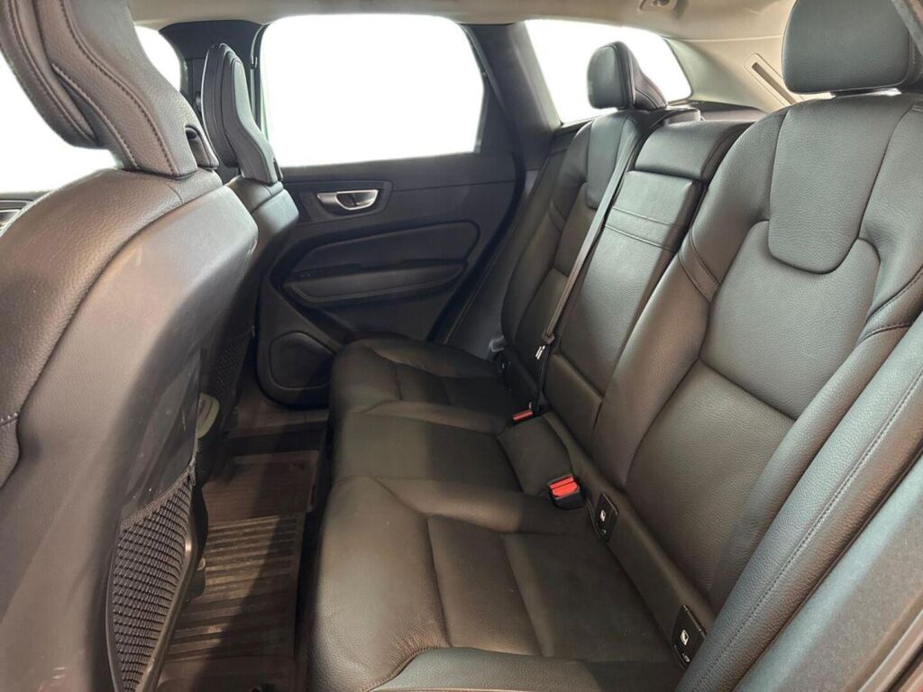 Volvo XC60 2021 Punainen