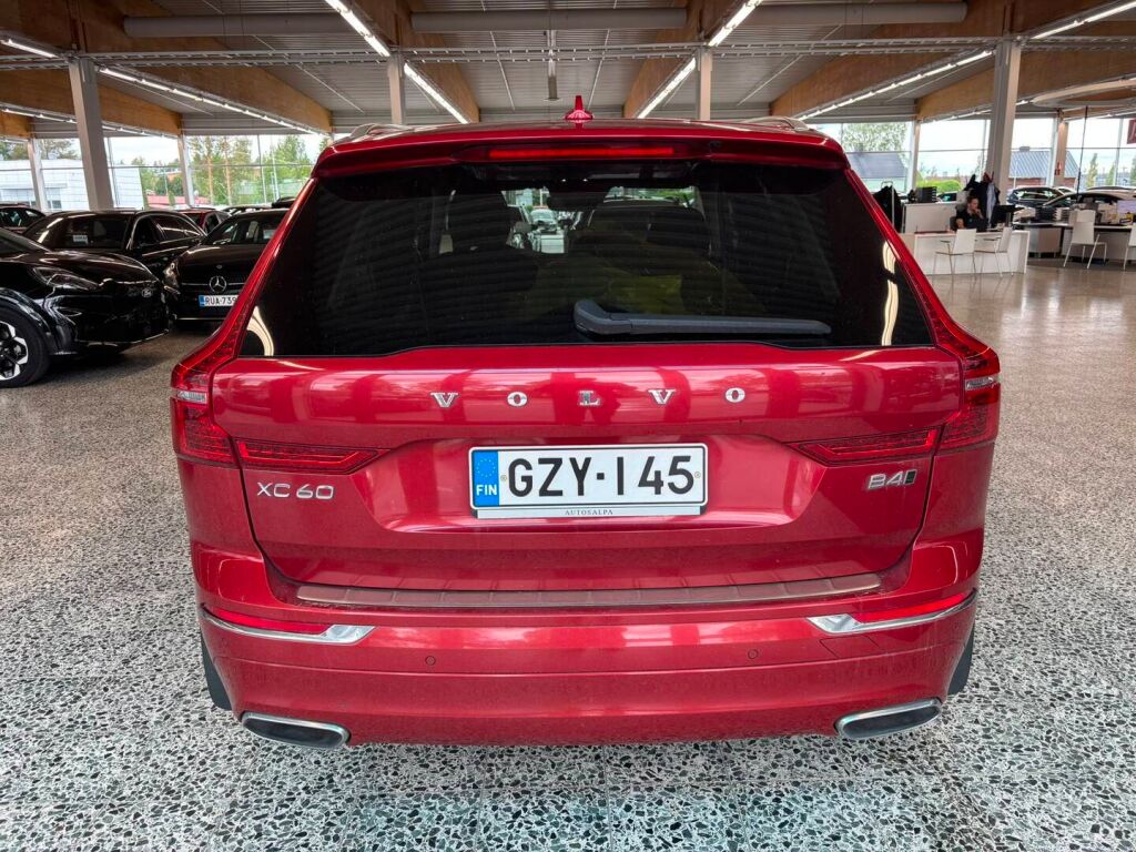Volvo XC60 2021 Punainen