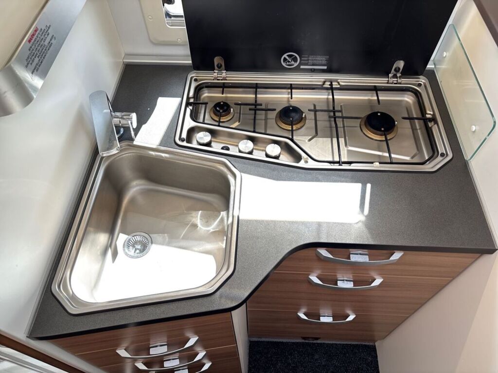 Adria Matrix Axess 670 SL 2021 Valkoinen