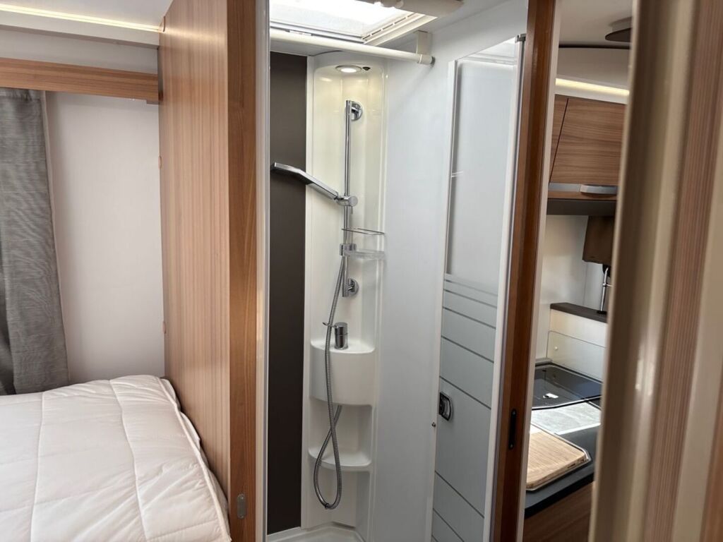 Adria Matrix Axess 670 SL 2021 Valkoinen