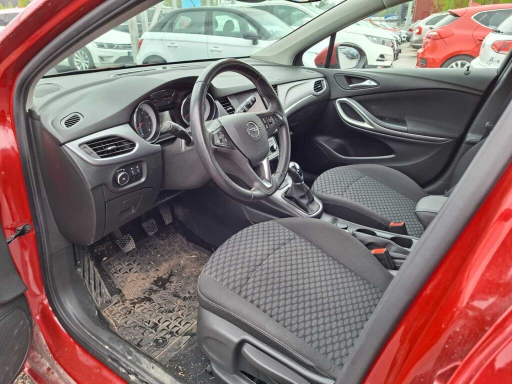 Opel Astra 2021 Punainen
