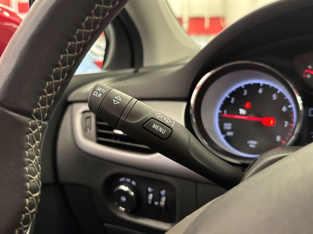 Opel Astra 2021 Punainen