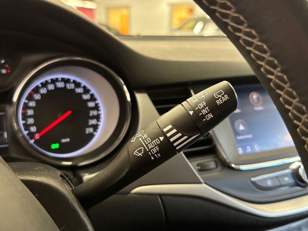 Opel Astra 2021 Punainen