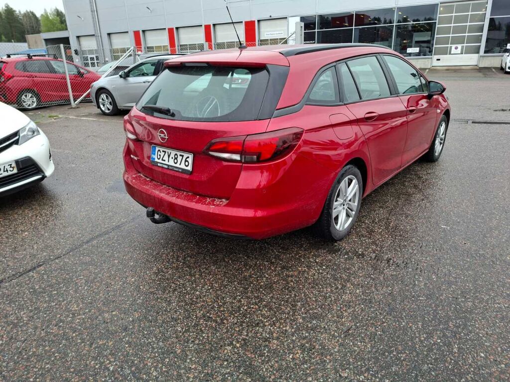 Opel Astra 2021 Punainen