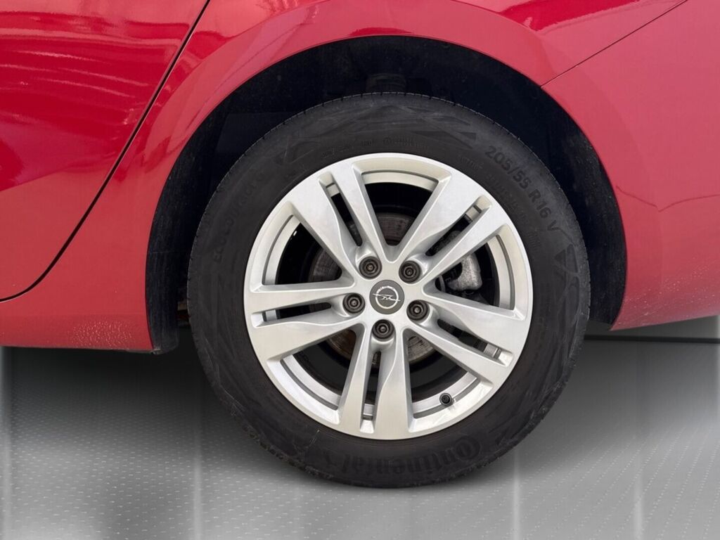 Opel Astra 2021 Punainen