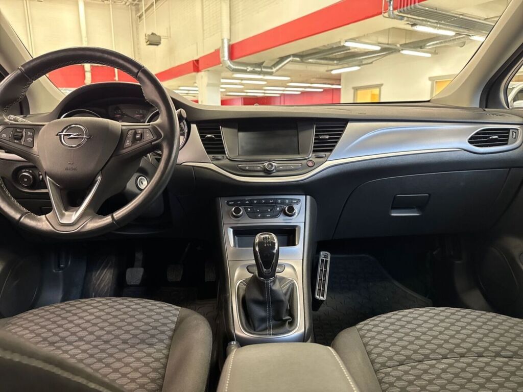 Opel Astra 2021 Punainen