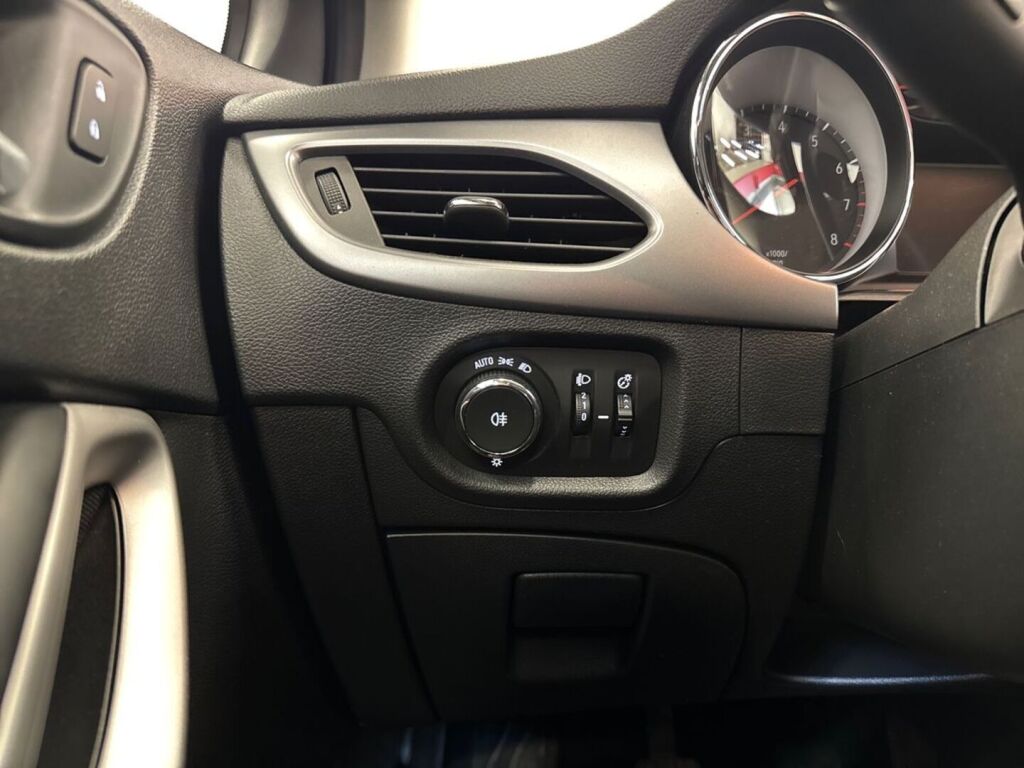 Opel Astra 2021 Punainen