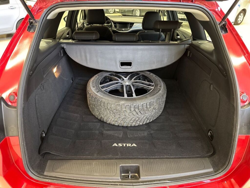 Opel Astra 2021 Punainen