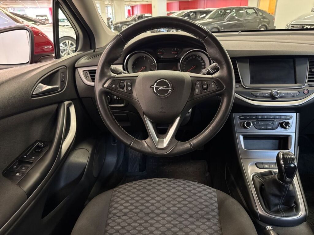 Opel Astra 2021 Punainen