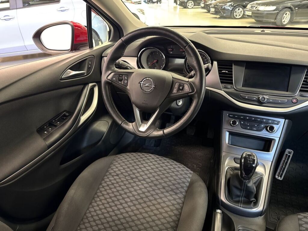 Opel Astra 2021 Punainen
