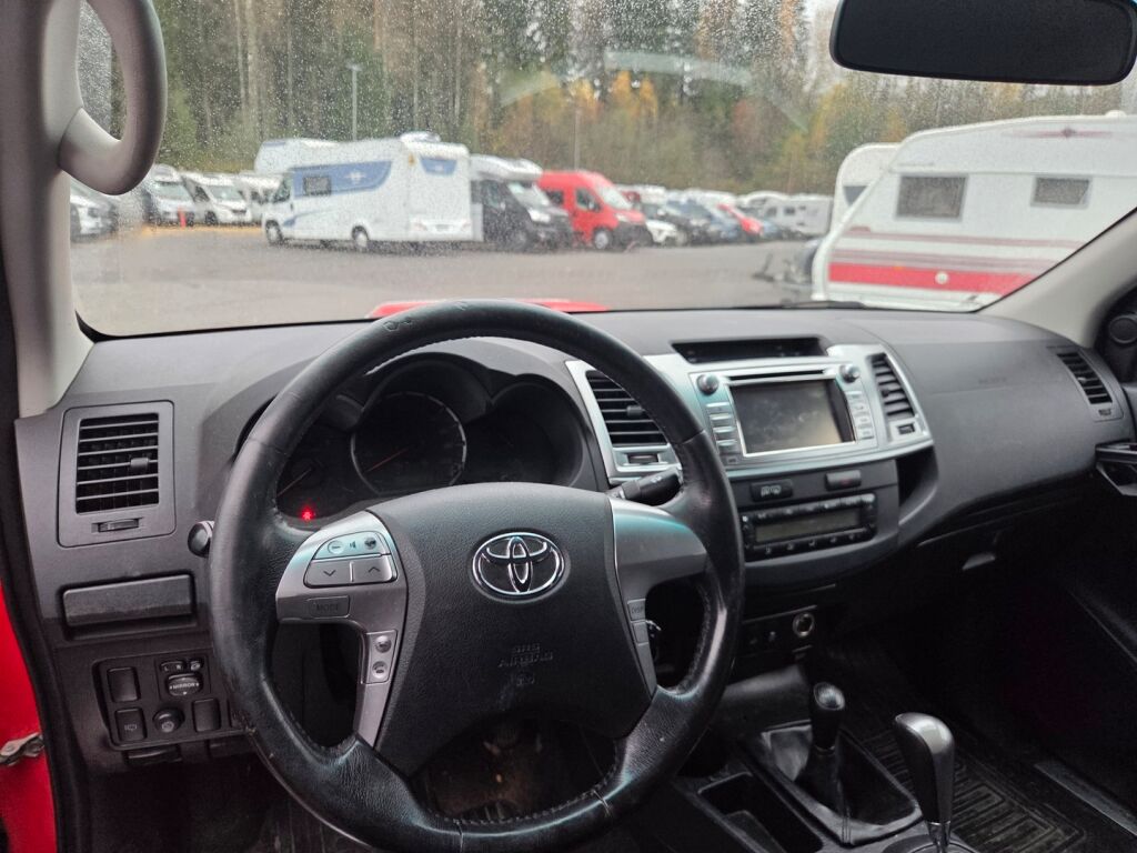 Toyota Hilux 2014 Punainen