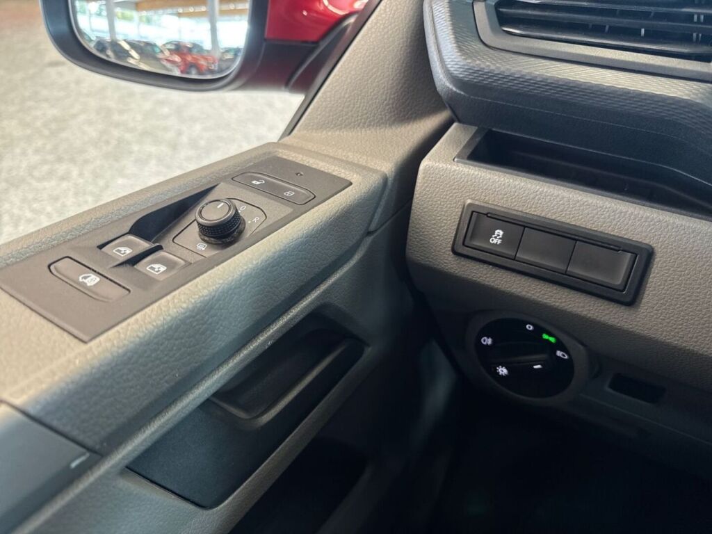 Volkswagen Transporter 2022 Punainen