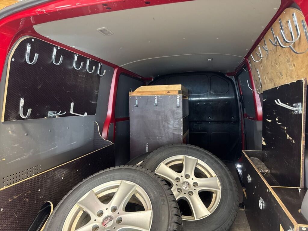 Volkswagen Transporter 2022 Punainen