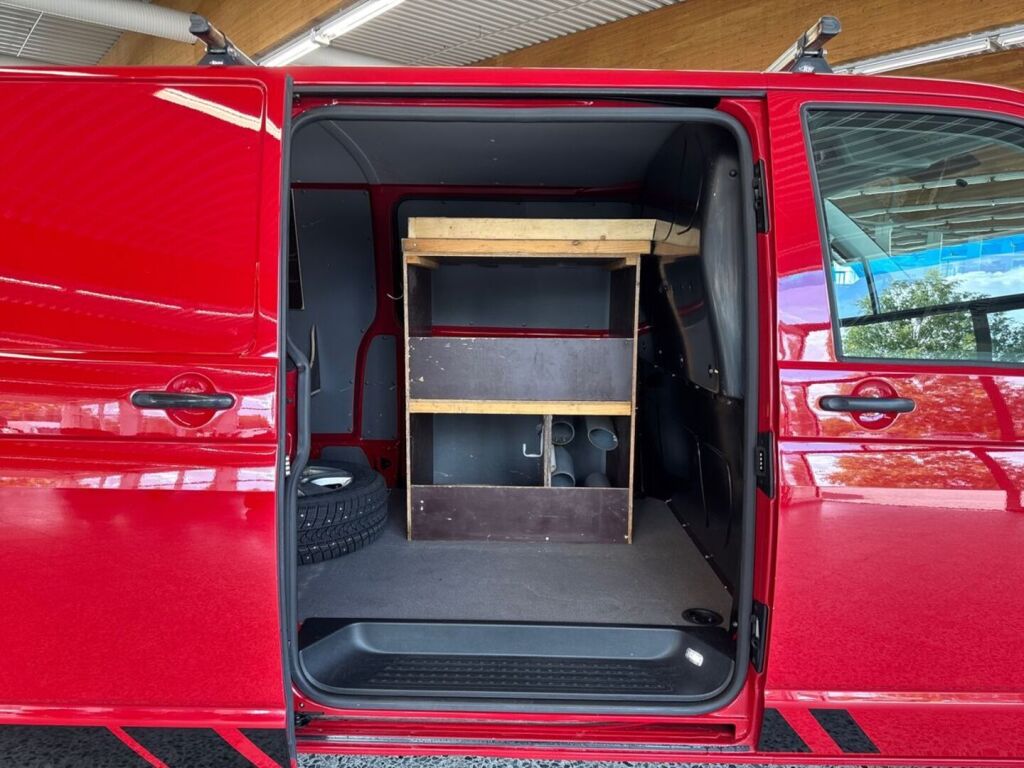 Volkswagen Transporter 2022 Punainen