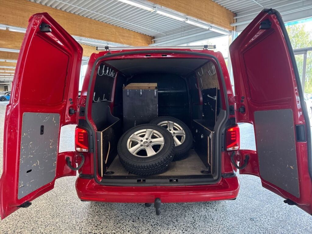 Volkswagen Transporter 2022 Punainen