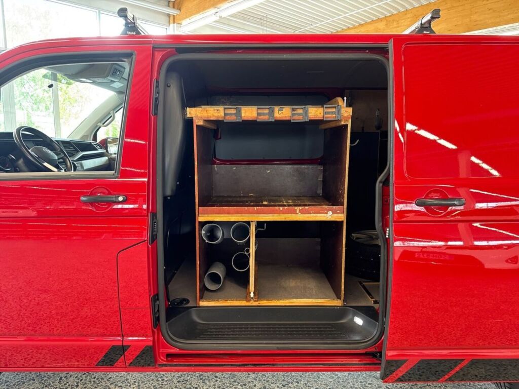 Volkswagen Transporter 2022 Punainen