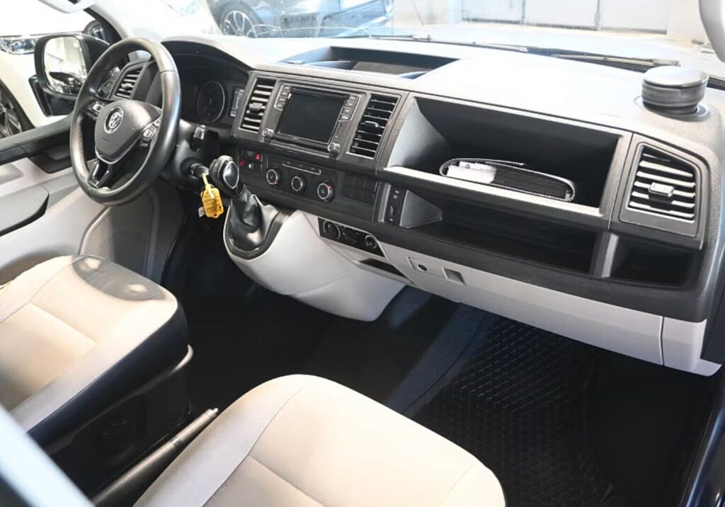 Volkswagen Transporter 2018 Musta (Deep Black Pearl Effect)