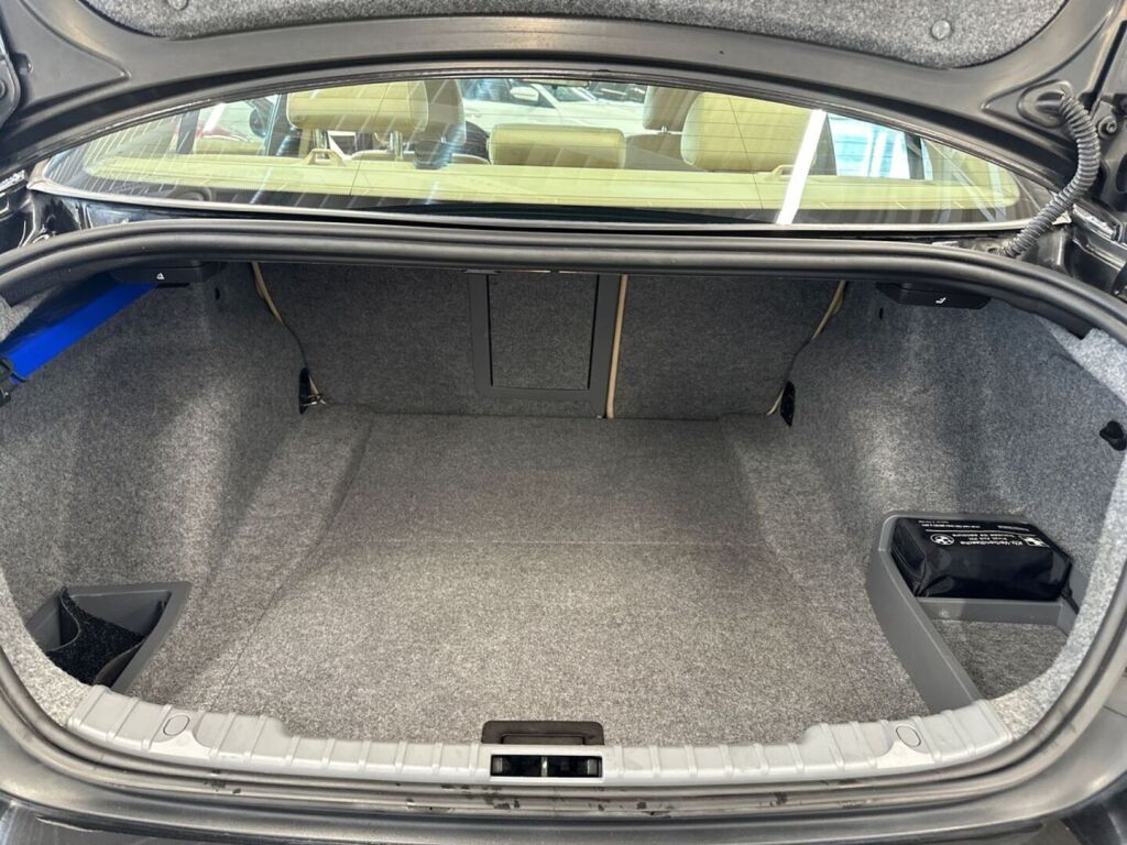 BMW 320 2008 Musta