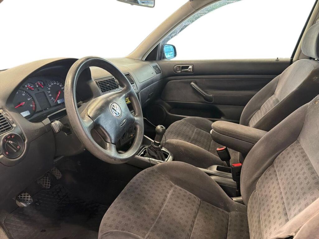 Volkswagen Golf 2000 Musta